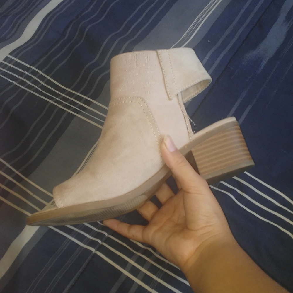 High Heels - Picture 2 of 2